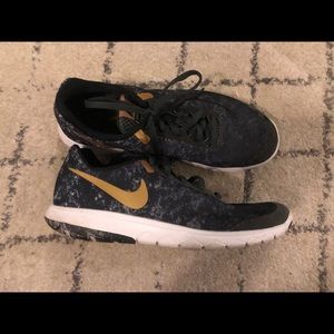 Women’s Nike flex experience RN 6